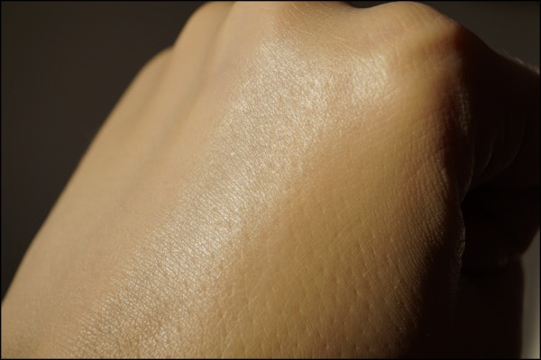 Gucci Lustrous Glow Foundation SPF 25 №050