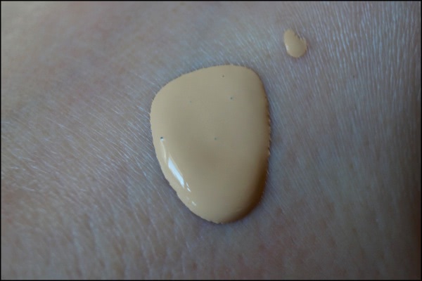 Gucci Lustrous Glow Foundation SPF 25 №050
