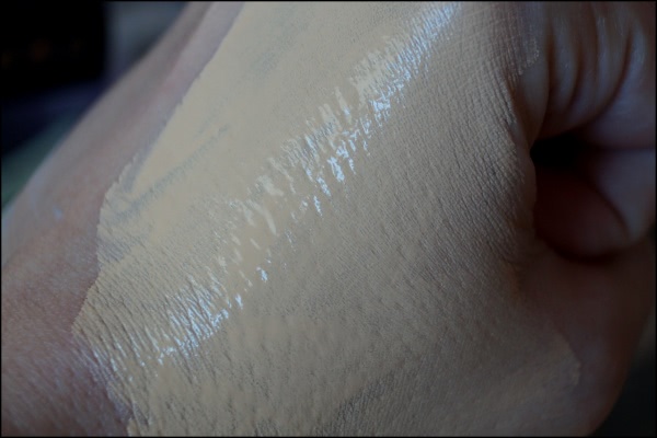 Gucci Lustrous Glow Foundation SPF 25 №050