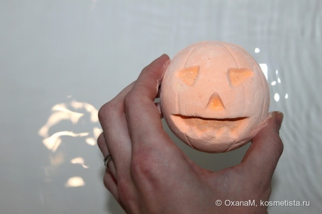 Фанта с ванилью и корицей ко Дню всех святых - Lush Pumpkin Bath Bomb