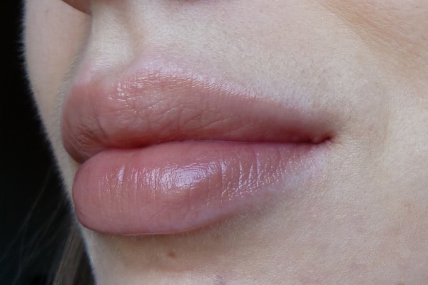 Увлажняющая губная помада Maybelline Hydra Extreme Lipstick #742 Luminous Beige