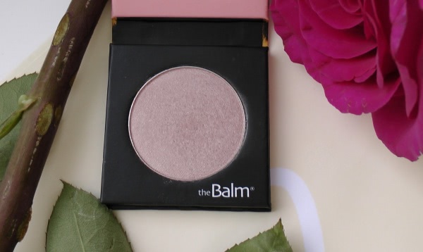 Светлые оттенки теней от Dior, Laura Mercier, Clarins, Catrice и the Balm