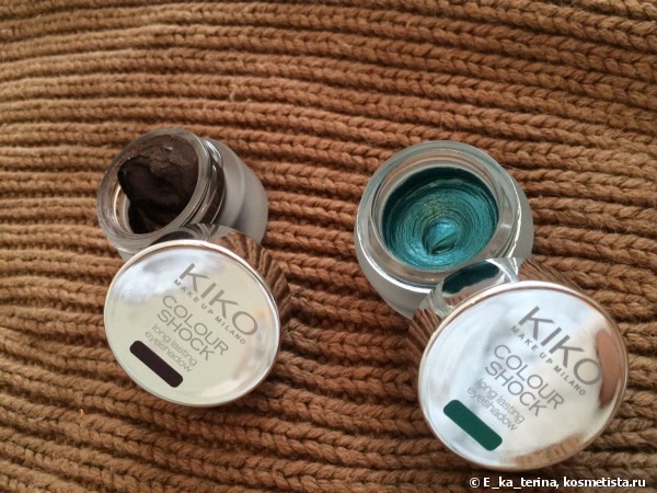 Kiko Colour Shock Long Lasting Eyeshadow в оттенке #107 Inspiration Emerald и #102 Revolutionary Burgundy