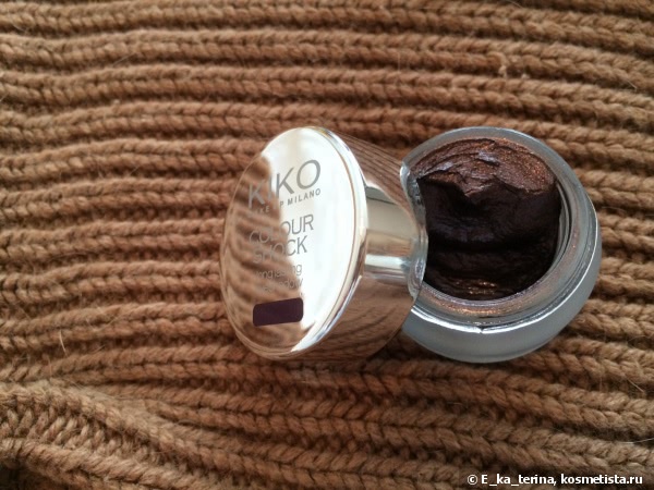 Kiko Colour Shock Long Lasting Eyeshadow в оттенке #107 Inspiration Emerald и #102 Revolutionary Burgundy