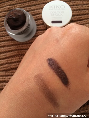 Kiko Colour Shock Long Lasting Eyeshadow в оттенке #107 Inspiration Emerald и #102 Revolutionary Burgundy