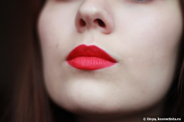 Сравнение идеальных красных: MAC Lipstick Retro Matte в оттенке Ruby Woo vs MAC Lipstick Matte в оттенке Russian Red