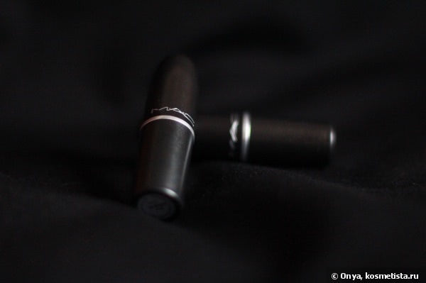 Сравнение идеальных красных: MAC Lipstick Retro Matte в оттенке Ruby Woo vs MAC Lipstick Matte в оттенке Russian Red