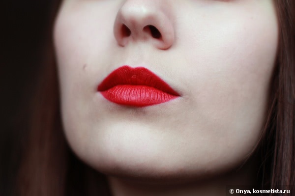 Сравнение идеальных красных: MAC Lipstick Retro Matte в оттенке Ruby Woo vs MAC Lipstick Matte в оттенке Russian Red