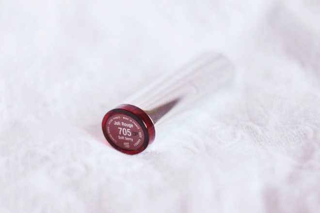 Летняя отличница Clarins Joli Rouge Long-Wearing Moisturizing Lipstick в оттенке 705 Soft Berry