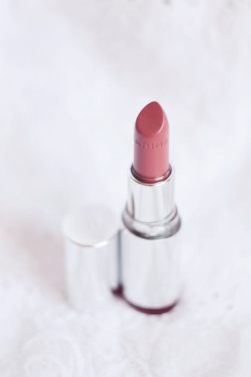 Летняя отличница Clarins Joli Rouge Long-Wearing Moisturizing Lipstick в оттенке 705 Soft Berry
