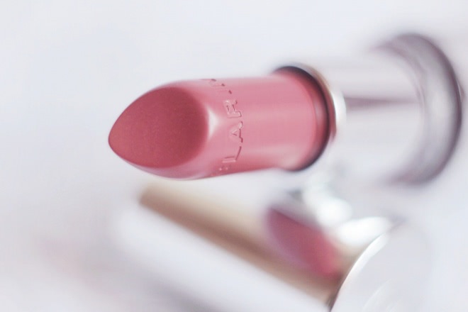 Летняя отличница Clarins Joli Rouge Long-Wearing Moisturizing Lipstick в оттенке 705 Soft Berry