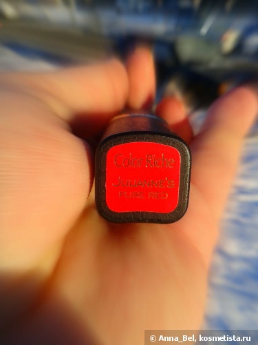 L’Oreal Color Riche Collection Exclusive Pure Reds, оттенок Julianne's pure red: очаровательный неон-хамелеон