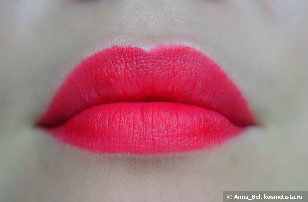 L’Oreal Color Riche Collection Exclusive Pure Reds, оттенок Julianne's pure red: очаровательный неон-хамелеон