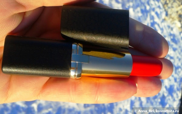 L’Oreal Color Riche Collection Exclusive Pure Reds, оттенок Julianne's pure red: очаровательный неон-хамелеон