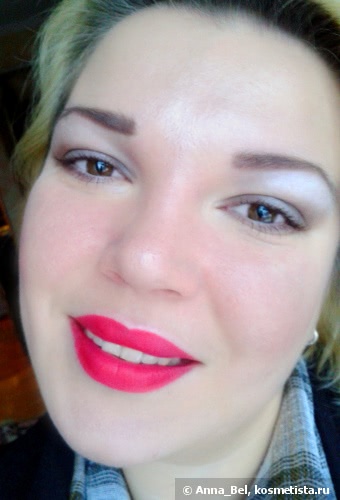 L’Oreal Color Riche Collection Exclusive Pure Reds, оттенок Julianne's pure red: очаровательный неон-хамелеон