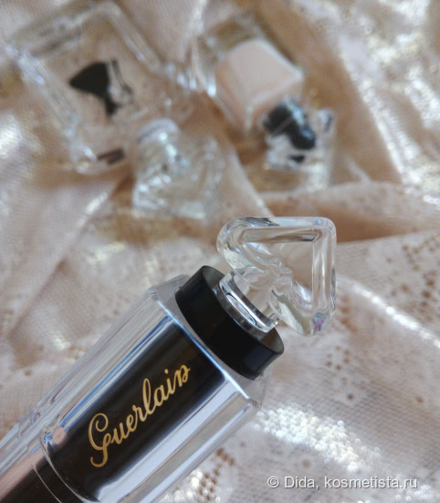 Бежевое кружево Guerlain La Petite Robe Noire Deliciously Shiny Lip Colour 011 Beige Lingerie
