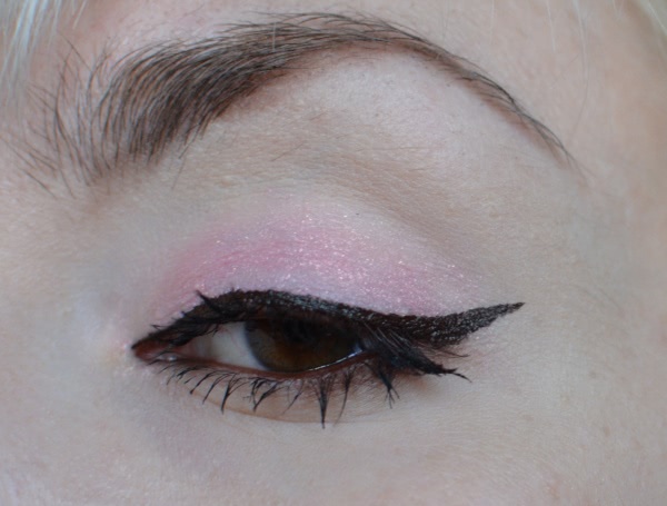 Тени не исчезают в полдень. Kiko make up Milano Colour Shock long lasting eyeshadow # 101 punk baby pink, Kiko make up Milano Skinny fit kajal # 03, Kiko make up Milano Skinny fit kajal # 05