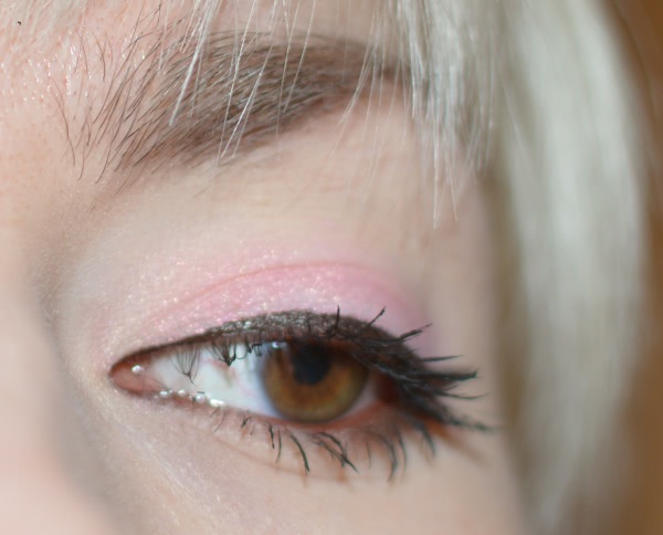 Тени не исчезают в полдень. Kiko make up Milano Colour Shock long lasting eyeshadow # 101 punk baby pink, Kiko make up Milano Skinny fit kajal # 03, Kiko make up Milano Skinny fit kajal # 05