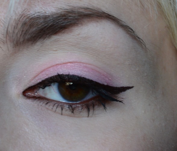 Тени не исчезают в полдень. Kiko make up Milano Colour Shock long lasting eyeshadow # 101 punk baby pink, Kiko make up Milano Skinny fit kajal # 03, Kiko make up Milano Skinny fit kajal # 05