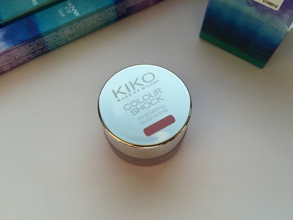 Тени не исчезают в полдень. Kiko make up Milano Colour Shock long lasting eyeshadow # 101 punk baby pink, Kiko make up Milano Skinny fit kajal # 03, Kiko make up Milano Skinny fit kajal # 05
