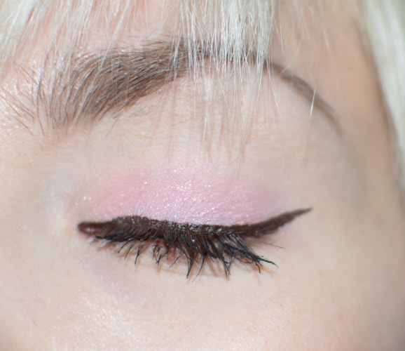 Тени не исчезают в полдень. Kiko make up Milano Colour Shock long lasting eyeshadow # 101 punk baby pink, Kiko make up Milano Skinny fit kajal # 03, Kiko make up Milano Skinny fit kajal # 05
