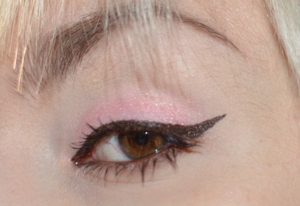 Тени не исчезают в полдень. Kiko make up Milano Colour Shock long lasting eyeshadow # 101 punk baby pink, Kiko make up Milano Skinny fit kajal # 03, Kiko make up Milano Skinny fit kajal # 05