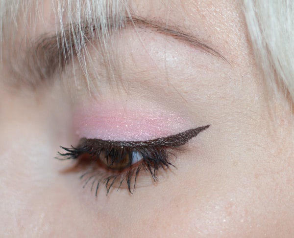 Тени не исчезают в полдень. Kiko make up Milano Colour Shock long lasting eyeshadow # 101 punk baby pink, Kiko make up Milano Skinny fit kajal # 03, Kiko make up Milano Skinny fit kajal # 05