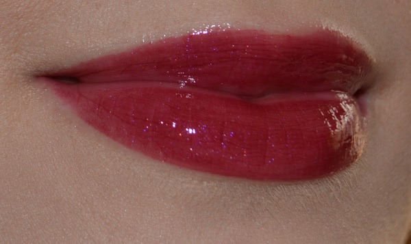 Ягодное настроение. Gucci Lip Vibrant Demi-Glaze Lip Lacquer Wild Amarena # 190 и Burberry Lip Mist Naturel Sheer Lipstick Blueberry No. 206