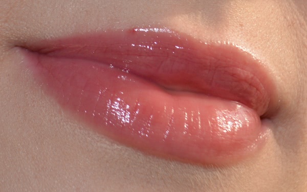 Ягодное настроение. Gucci Lip Vibrant Demi-Glaze Lip Lacquer Wild Amarena # 190 и Burberry Lip Mist Naturel Sheer Lipstick Blueberry No. 206
