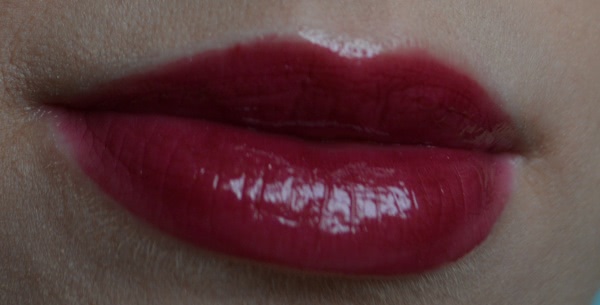Ягодное настроение. Gucci Lip Vibrant Demi-Glaze Lip Lacquer Wild Amarena # 190 и Burberry Lip Mist Naturel Sheer Lipstick Blueberry No. 206