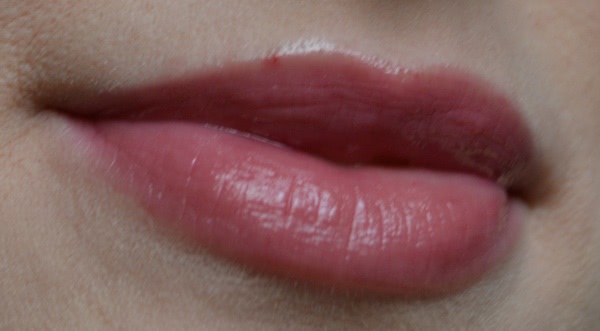 Ягодное настроение. Gucci Lip Vibrant Demi-Glaze Lip Lacquer Wild Amarena # 190 и Burberry Lip Mist Naturel Sheer Lipstick Blueberry No. 206