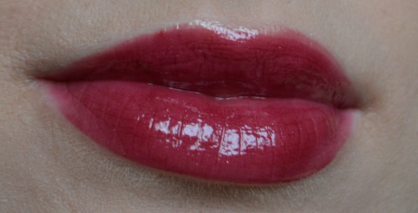 Ягодное настроение. Gucci Lip Vibrant Demi-Glaze Lip Lacquer Wild Amarena # 190 и Burberry Lip Mist Naturel Sheer Lipstick Blueberry No. 206