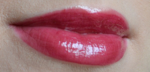 Ягодное настроение. Gucci Lip Vibrant Demi-Glaze Lip Lacquer Wild Amarena # 190 и Burberry Lip Mist Naturel Sheer Lipstick Blueberry No. 206