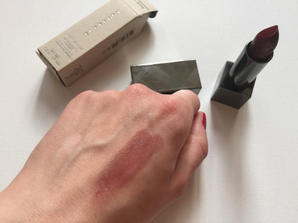 Ягодное настроение. Gucci Lip Vibrant Demi-Glaze Lip Lacquer Wild Amarena # 190 и Burberry Lip Mist Naturel Sheer Lipstick Blueberry No. 206