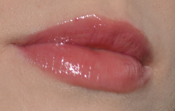 Ягодное настроение. Gucci Lip Vibrant Demi-Glaze Lip Lacquer Wild Amarena # 190 и Burberry Lip Mist Naturel Sheer Lipstick Blueberry No. 206