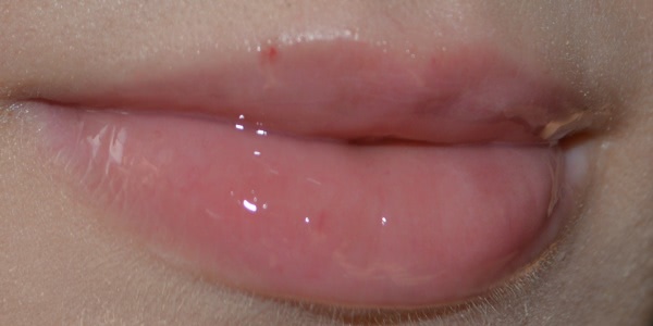 Clarins Eclat Minute Huile Confort Levres # 2 raspberry и Guerlain Kiss Kiss Shaping Cream Lip Colour # 320 Red Insolence