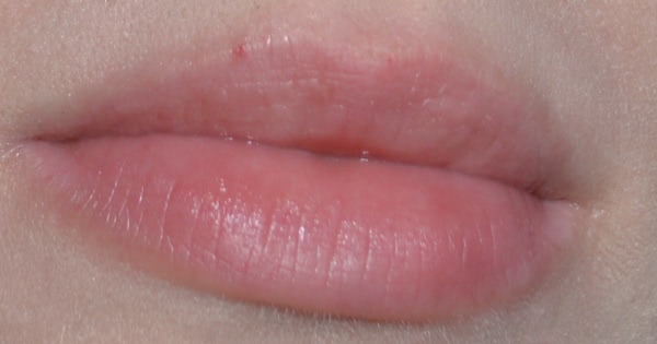 Clarins Eclat Minute Huile Confort Levres # 2 raspberry и Guerlain Kiss Kiss Shaping Cream Lip Colour # 320 Red Insolence