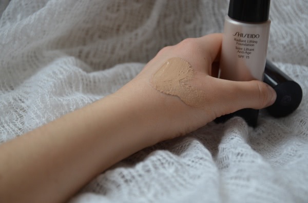 Тональный крем с эффектом лифтинга СПФ 15 Shiseido The Makeup Lifting Foundation SPF 15 UV PA в оттенке I00 Very Light Ivory