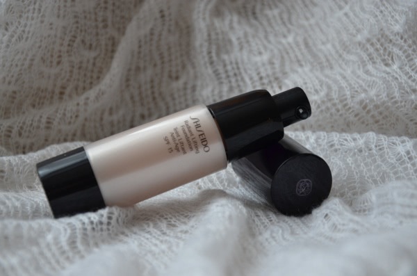 Тональный крем с эффектом лифтинга СПФ 15 Shiseido The Makeup Lifting Foundation SPF 15 UV PA в оттенке I00 Very Light Ivory