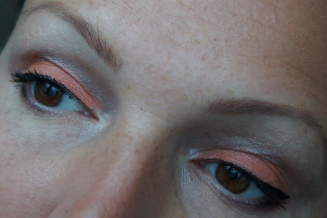 Chanel Les Automnales Fall 2015 Collection. Кремовые тени для век Chanel Illusion d’Ombre Long Wear Luminous Eyeshadow в оттенке 116 Rouge Gorge
