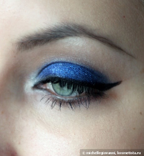 Жидкая подводка Nouba Rainbow Eyeliner №17 и запеченые тени L'arte del bello Glamorous Mono №12 - потянуло на синее