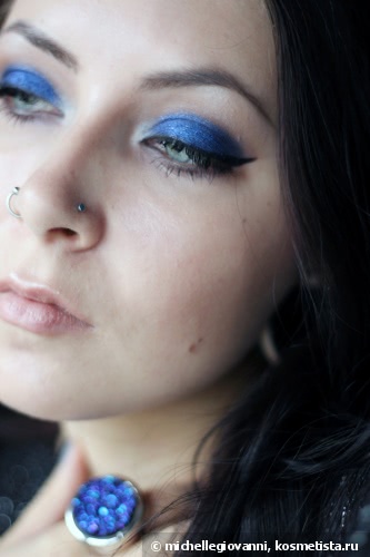 Жидкая подводка Nouba Rainbow Eyeliner №17 и запеченые тени L'arte del bello Glamorous Mono №12 - потянуло на синее