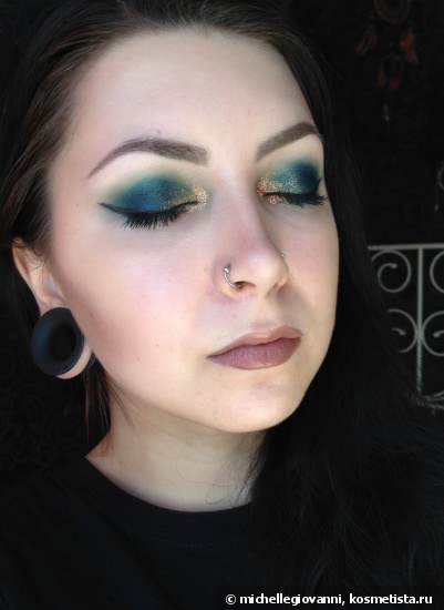 Catrice Absolute Eye Colour Mono 810 Petrolling Stones, Seventeen Silky Shadow Pearl 423 и Limoni Eye-Shadow 26 - трое из ларца