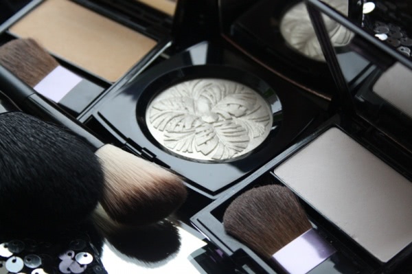 Chanel Camelia De Plumes Poudre Illuminatrice Highlighting Powder Chanel Plumes Precieuses for Holiday 2014-2015 Collection