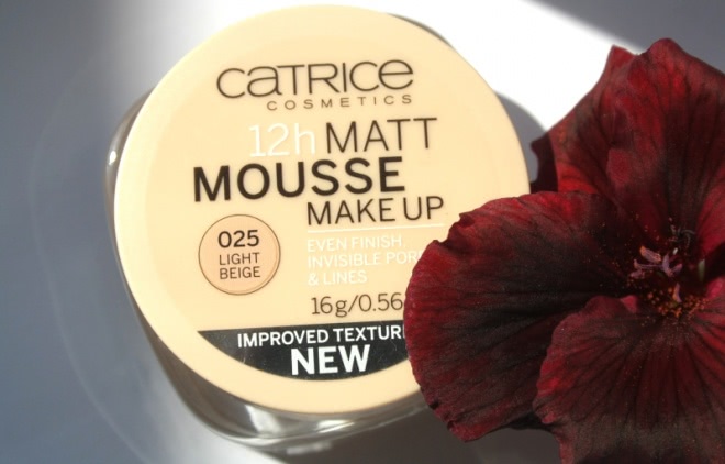 Тональный мусс Catrice Matt Mousse Make Up в оттенке 025 Light beige