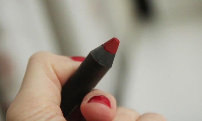 А что для Вас - идеальный красный на Новый год или Nars Velvet Matte Lip Pencil Cruella