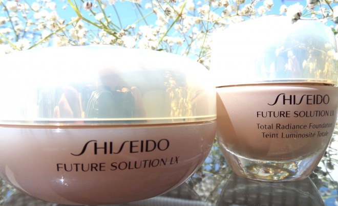 Запретный плод сладок.Рассыпчатая пудра Shiseido Future Solution LX Total Radiance Loose Powder