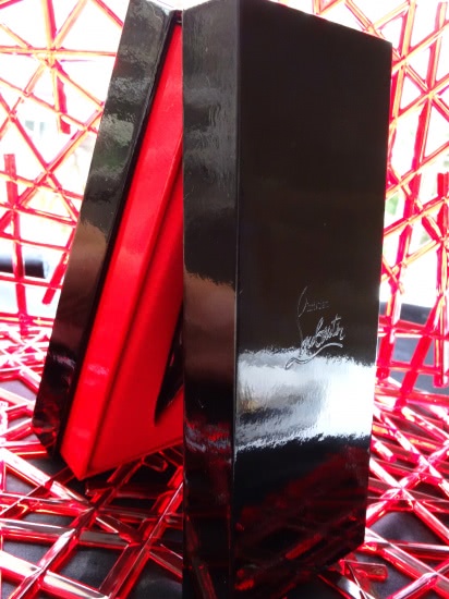 Не такой, как все. Christian Louboutin Silky Satin Lip Colour Rouge Louboutin 001