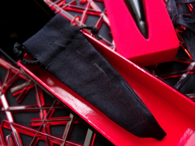 Не такой, как все. Christian Louboutin Silky Satin Lip Colour Rouge Louboutin 001