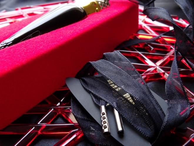 Не такой, как все. Christian Louboutin Silky Satin Lip Colour Rouge Louboutin 001